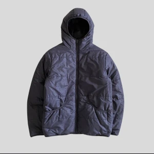 Stussy puffer jacket - Stussy puffer jacket i utmärkt skick! Går att vända på två håll, ena sidan med stussy tryck, ena helfärgad. Säljer den då den är för liten för mig!   Cond 9/10 Vid frågor är det bara att skriva. Pris kan diskuteras vid snabb affär.