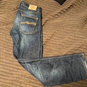Nudie jeans 👖  - Säljer dessa feta nudie jeans 👖  För ett sjukt bra pris Storlek 30 32 Skriv vid intresse eller frågor  Pris kan diskuteras 
