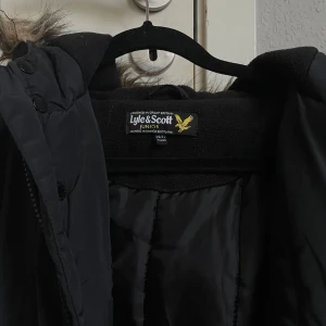 Lyle & Scott Jacka Barn - sparsamt använd, storlek: 14/15 years