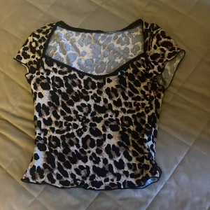 Leopardmönstrad topp - Säljer en leopard tröja med v ringning i storlek xs. Pris kan diskuteras💕Skriv för andra bilder