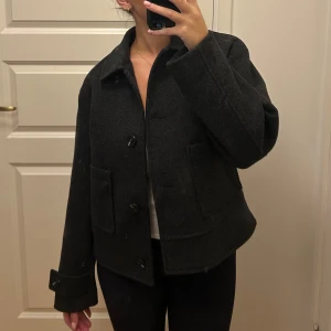 Kort kappa från Lager 157 - Jättefin kappa i modellen BRIANNA och färgen ”black melange”, använd endast 1 gång och är så gott som ny!
