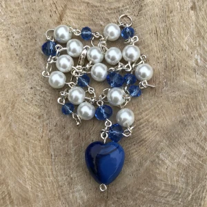 Vackert halsband  - Handgjort vitt och blått halsband med ett blått glashjärta 💙