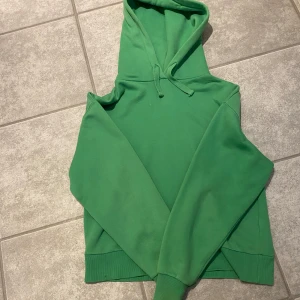 Pull and bear hoodie  - Tja säljer en hoodie från pull and bear, tröjan är i storlek xs och sitter normalt!