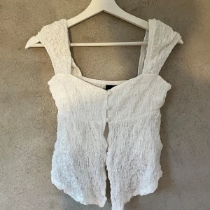 Vit topp  - Vit topp🤍 storlek xs från Gina  Oanvänt skick😊