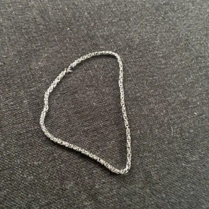 Silver kedja - 8 mm silver kedja. Bra skick använd under en vecka ungefär