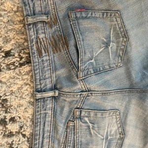 Botcutjeans - Jätte snygga lowrise, bootcut jeans i bra skick, säljer pga att de tyvärr är lite stora för mig. Hör av er lm ni har några frågor eller vill ha fler bilder💛