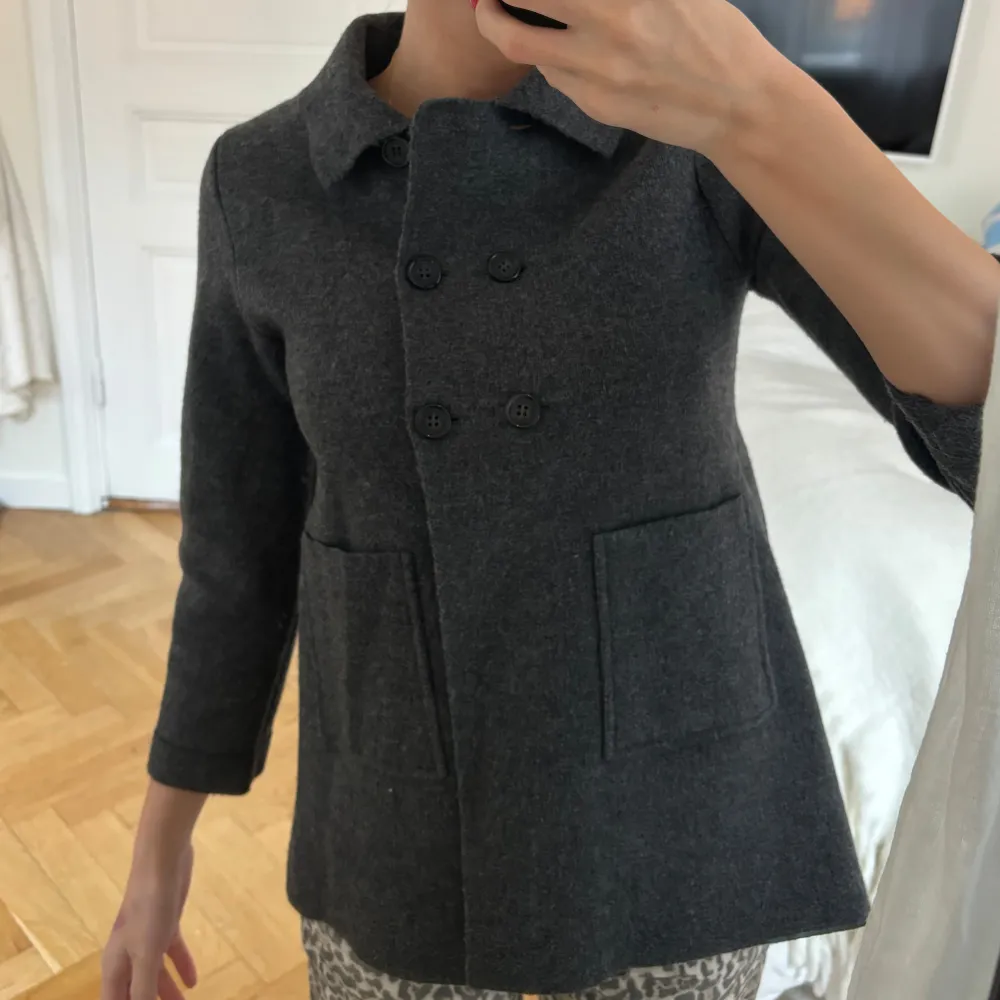 Grå kofta från zara Storlek S, men passar både S & XS. Använd ett fåtal gånger . Neuletakit & Villapaidat.