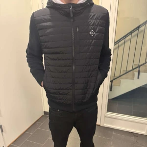 J Lindeberg cardigan  - En skön j lindeberg cardigan i mycket bra skick. Skriv vid frågor!