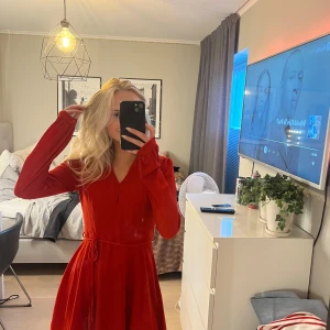 Röd klänning❤️ - Så festlig och snygg röd klänning❤️älskar färgen!!😍använd fåtal gånger så bra skick!😊