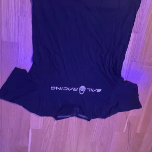 Sail racing T-shirt  - Snygg T-shirt, ändå felet är märket i nacken som du ser på bilden annars är den i bra skick