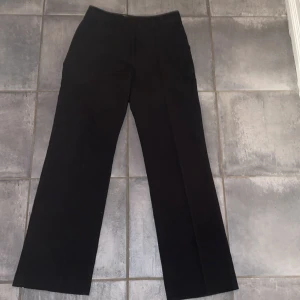 Kostymbyxor - Kostymbyxor från madlady som är lite för långa för mig (jag är 167cm). Dom är även lite noppriga i kanten och vid sidan av låren men inget som syns på långt håll! Lite vida nertill. 38 i storlek och regular i längden.