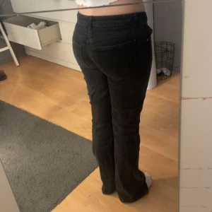 Jeans - Jeans från Gina tricot som inte används( lite urtvättade, har även sytt dom till lågmidjat, som du ser på bild 3 och 4 så ser det lite skumt ut men som du ser på första bilden är det inget som syns när dom är på