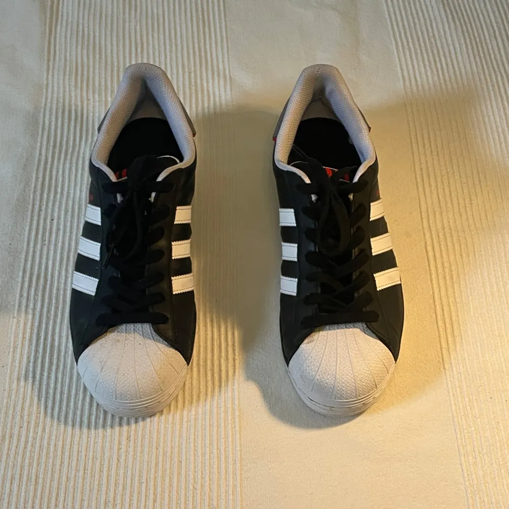 Adidas superstar skor knappt använda. Skor.