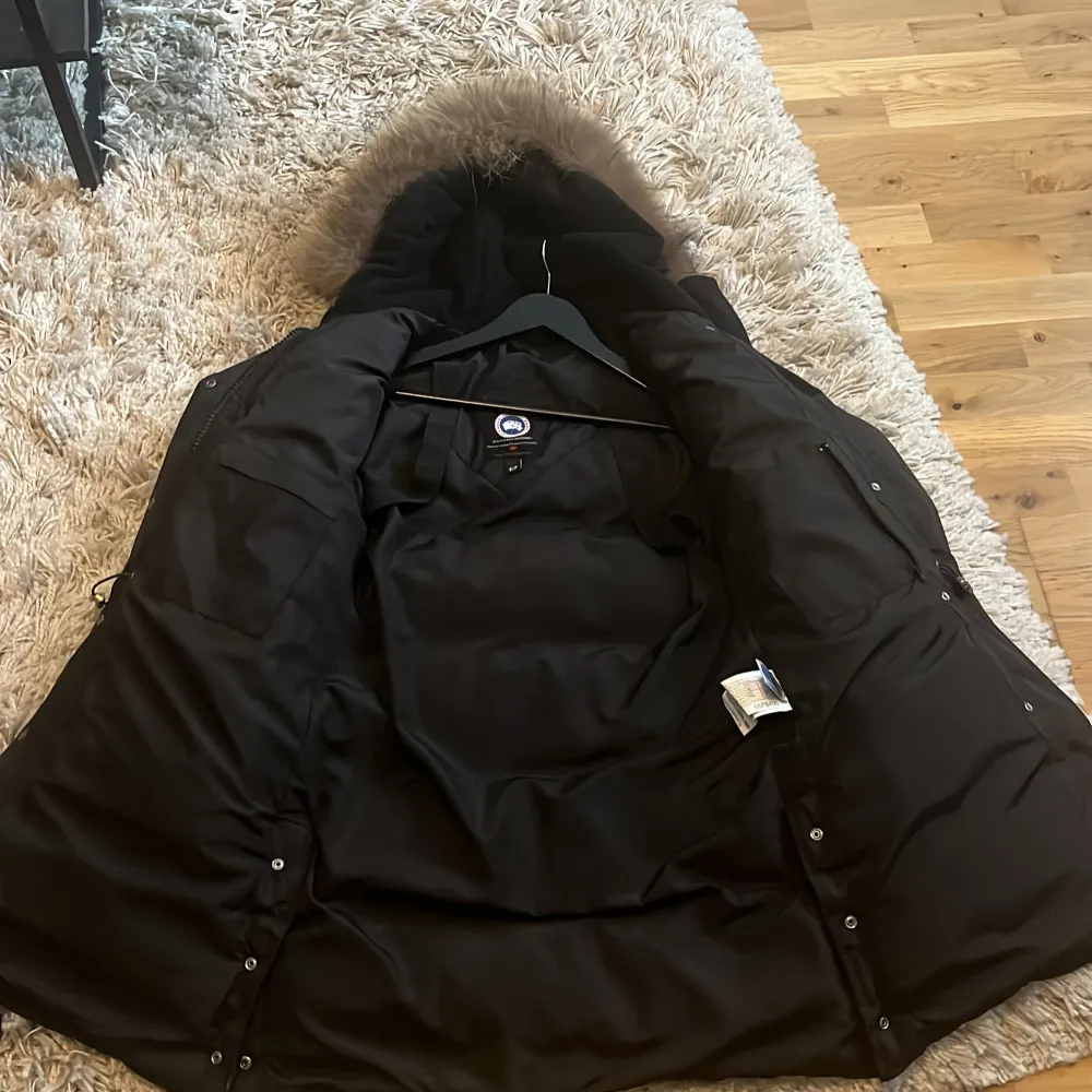 Fin Canada goose jacka i st S  Kvitto finns tyvärr inte då det var en present så inga äkthetsbevis därefter priset. Den finns i Vetlanda, Nässjö, Eksjö. Priset är inte hugget i sten och byten är intressant. Kom gärna å kolla annars funkar frakt.  Mvh. Jackor.