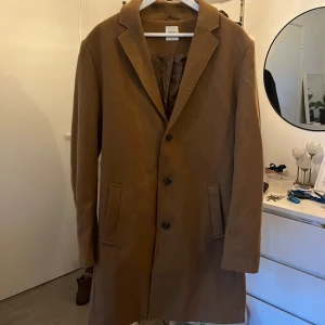 Camelfärgad rock - Carmelfärgad rock från Zalando i storlek L. Nyskick, använd någon enstaka gång.