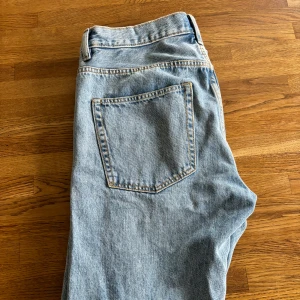 Ljus blå jeans - Storlek: W31 L32, bra skick