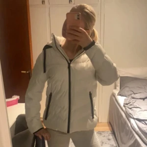 Vit vinterjacka - Jättefin och varm vit vinterjacka. Liknar en jacka från moncler och ck! Lite stor på mig som brukar ha xs/s. Pris kan diskuteras!💗