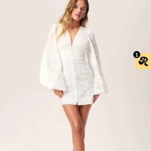 Vit adoore klänning - Perfekt skick men den passade inte mig därför säljer jag🫶 superfin till student exempelvis, den är slutsåld och kostar 1500kr ny