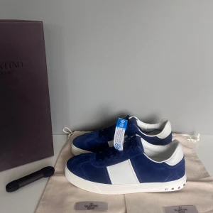 Valentino flycrew - Säljer ett par sjukt snygga flycrews i storlek 41,5 cond 10/10 helt nya med tag. Kommer med OG box, dustbags och extra snören 