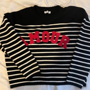 Säljer denna tröja från Design By Si - Nytt skick då jag aldrig andvänt. Råkade köpa två stycken så säljer därför ena. Skriv för fler bilder. Ny pris ligger runt 350kr🤍 Kan diskutera pris