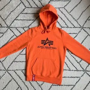 Säljer en bekväm orange hoodie från Alpha Industries! | Skick: använt den ett fåtal gånger o ser utmärkt ut. | Stl: S 