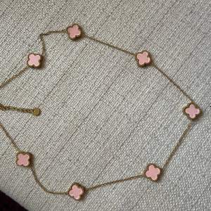 Halsband i rosa