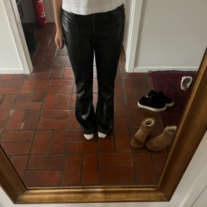 Skinnbyxor  - Supersnygga skin byxor från New Yorker! Jag har klippt av skärpet som satt på får början som man kan se på sista bilden. Funkar toppen till fest och vardags!💓💓