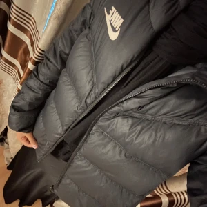 Jacka - En fin och varm jacka. Bra skick. Inga skador. Säljer den för att jag inte haft nån användning av den eftersom att jag har många likande jackor. Storlek S men funkar som storlek M