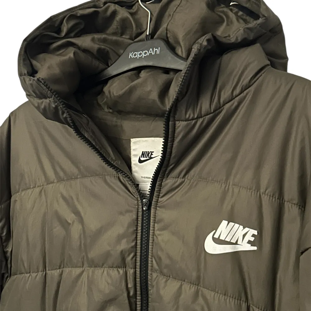 Nike jacka för kvinnor, perfekt för dig som letar efter en varm jacka. Designen ger full täckning. Elastisk och bra huva. Slutsåld online, köptes för 1200 kr. Notera att flärpen man drar i är borta, enkelt att byta. Stängs+öppnas utan problem ändå.. Jackor.