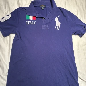 Blå pikétröja från Ralph Lauren - Säljer en snygg blå pikétröja från Ralph Lauren. Storlek Xs/S