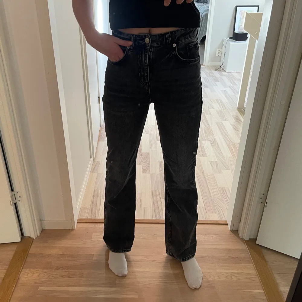 säljer ett par superfina urtvättade svarta jeans som är köpta på Ullared. Så fina och bra skick men tycker personligen att de är för höga i midjan. Jeans & Byxor.