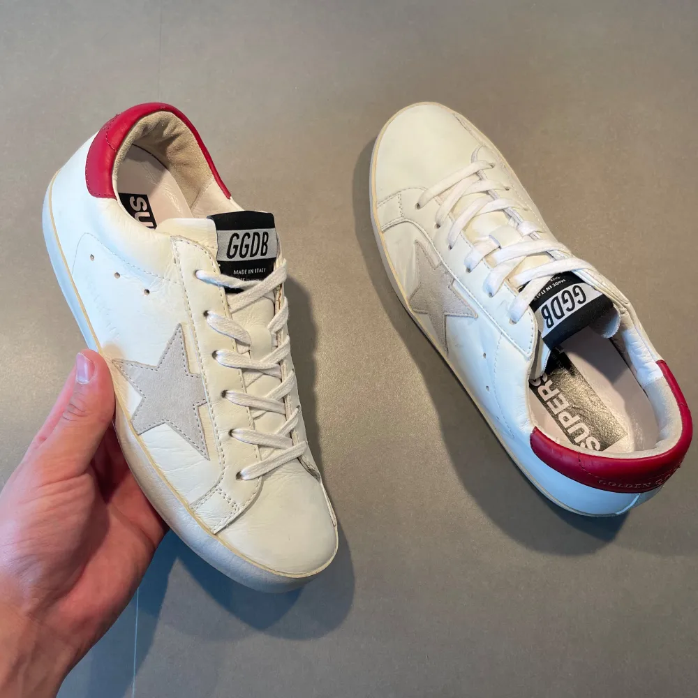 ‼️VI TAR EJ BYTEN‼️ Golden Goose  ”Superstar” sneaker | Skick: 9/10 | Storlek 38 fits 39 | endast skorna ingår! | Fraktar inom 24H efter köp på köparens bekostnad 📦💨 | Hör av dig vid minsta fråga eller fundering 💭 . Skor.