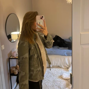 Finaste höstjackan i camuflage - Säljer denna fina jacka i camuflage mönster! Så fin och passar till allt! Hör av er vid frågor❣️