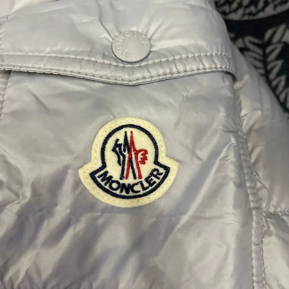 Säljer nu denna Moncler maya till ett sjukt pris.  Alla tags på bilderna kommer med vid köp.  Självklart äkta.  Alla nfc och QR kod funkar som vanligt.  Använd typ 2 gånger.  Tveka inte att skriva vid intresse.  Öppen för byte. . Jackor.