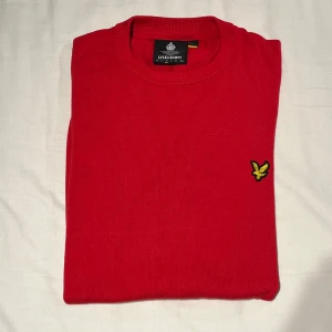 Lyle and scott stickad tröja - Stark fin röd färg och väldigt bra skick i princip oanvänd.  Tveka inte på att skriva om du undrar över något😁 