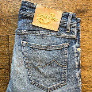 Jacob Cohen jeans  - Säljer dessa Jacob Cohën jeans i storlek 32. Jeansen är i bra skick. Modellen på jeansen är 688. Skriv till mig om du har några frågor.