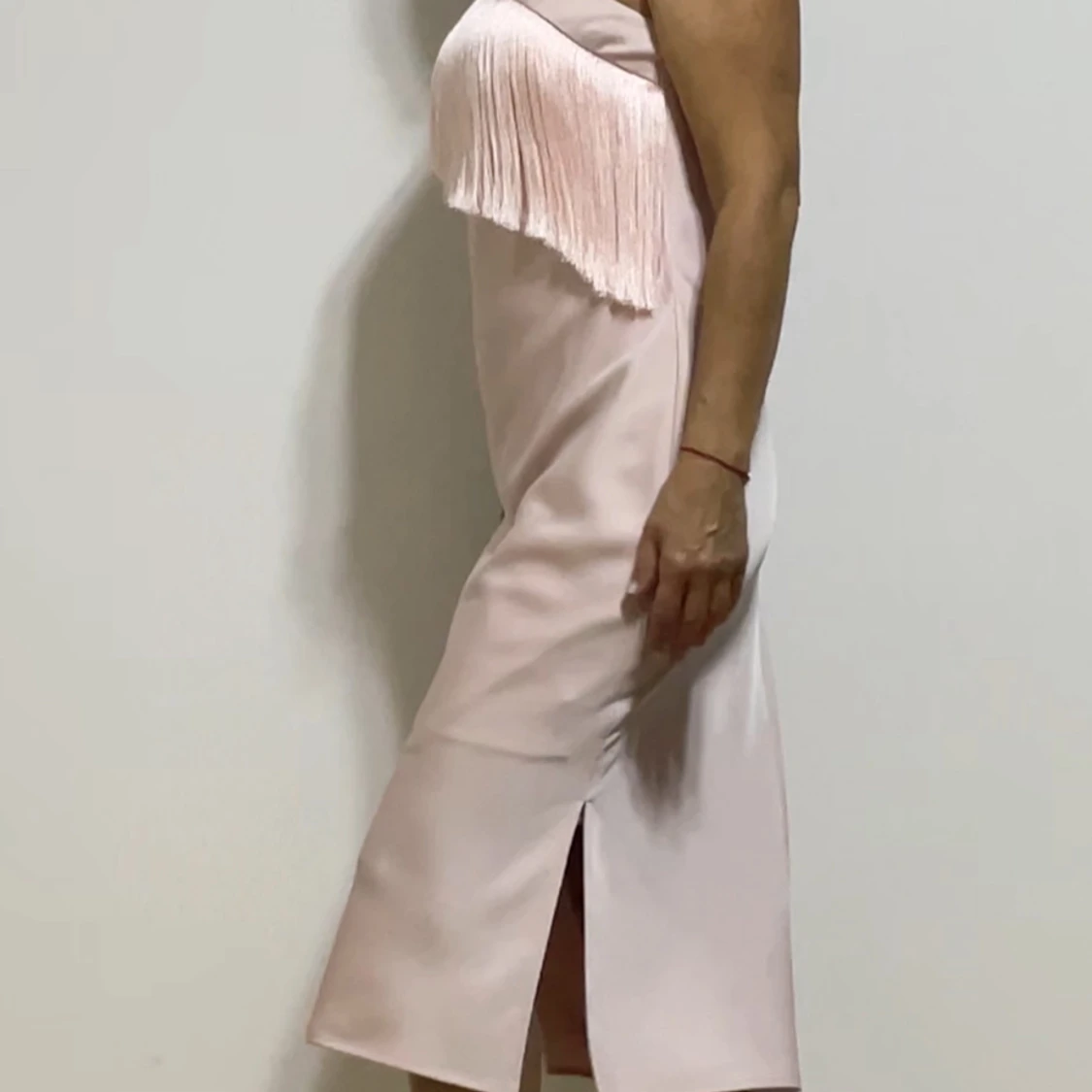 Ljusrosa klänning med fransdetalj från MOTF - 92