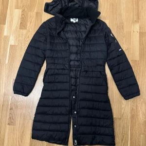 Parkas Junior ridjacka från CRW - Använd en säsong men i fint skick. Tunnare ridparkas från Hööks. Köpt för 699.