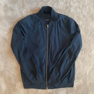 J.Lindeberg Jacka - Ge bud för snabb affär! En fin J.Lindeberg Jacka, perfekt för old money stil, Stockholmsstil, eller grish. Skriv gärna om mått och andra frågor!