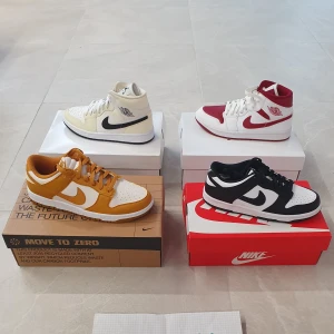 Säljer Jordan 1 Mids, Nike Dunk Lows och Yeezy Slides - Air Jordan 1 Mid Reverse Chicago 40 1250kr Air Jordan 1 Mid Coconut Milk 40.5 1250kr Nike Dunk Low Panda GS 37.5, 40 1000kr Nike Dunk Low Panda 42, 45 1250kr Nike Dunk Low Next Nature Phantom 38, 38.5, 42.5, 44.5 1300kr Yeezy Slide Slate Marine 950kr