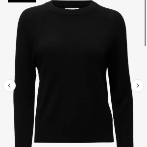 Samsøe Samsøe - en svart stickad tröja från samsøe samsøe, använt några gånger.❤️ Säljer för att den inte kommer till användning❤️ nypris ligger på 1500-2000.❤️ priser går att diskutera!!!