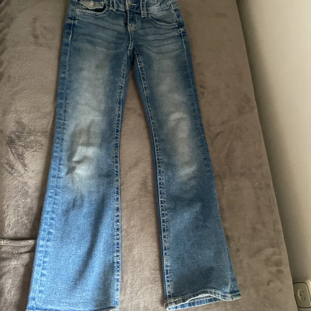  Säljer ett par ljusblå utsvängda jeans från Gina Tricot storlek 11-12. Jeans & Byxor.