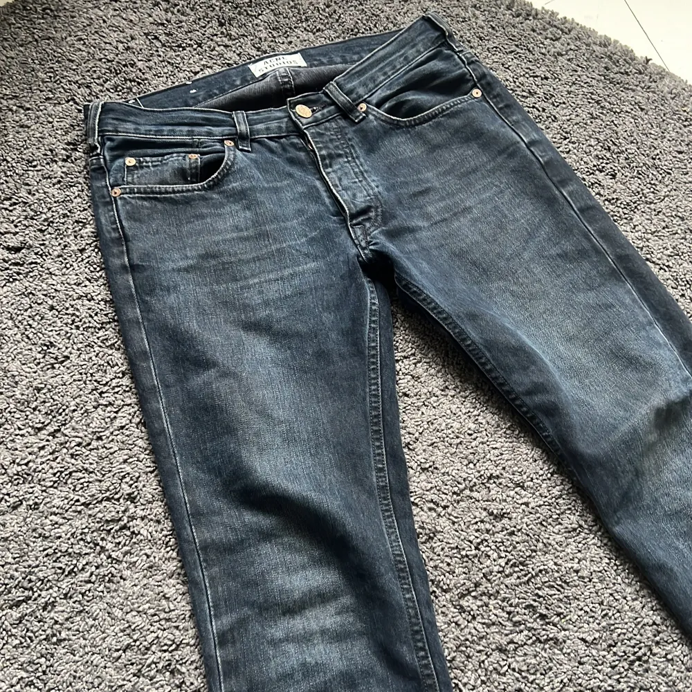 Ett par riktigt snygga Acne studios jeans som jag tyvärr vuxit ur. Storlek 30/34 men sitter mer som 30/32. Jeans & Byxor.