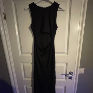 Svart klänning  - Svart fin klänning med öppning på magen. Väldigt fint skicka (knappt änvänd)