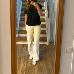 Beiga jeans - Säljer dessa helt oanvända jeans, prislappen kvar. Storlek 25/32. 