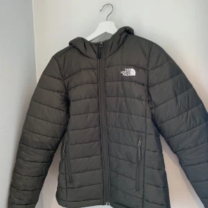 The north face jacka - Dam dunjacka från the north face. Militärgrön. Stl M  finns liten fläck vid fickan, se bild 