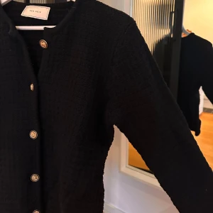 Svart kofta - Använd ett fåtal gånger och är i väldigt fint skick! Säljer då den är för liten för mig!