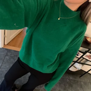 Stickad tröja  - Suuper fin stickad tröja från &otherstories! Perfekt till hösten 🥰 Den är använd endast en gång så inte nopprig någonstans. 