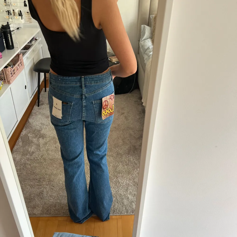 Lois bootcut jeans!! Jättesnygga och långa, jag är 173!! De är helt nya o nypris är 2000 kr. . Jeans & Byxor.