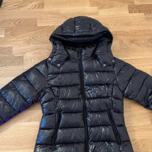Lager 157 puffer jacket - Hej säljer denna lager 157 puffer jacket för jag köpte den utan att prova så den va lite för stor för mig. Jätte fin och är slutsåld över allt. Har kvitto så om ni vill ha det så finns det. Köpte idag så aldrig använt den har bara provat. 